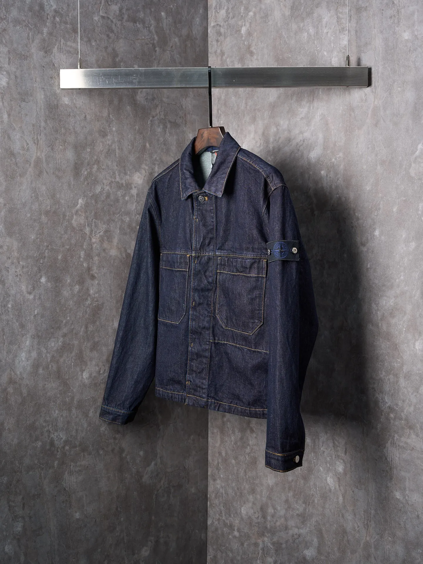 P510 Actual auction】Stonesland/Stone Island Badge Denim Jacket [Ready Stock] S M L Highlight the imprint of the brand. Simple lines outline neat silhouettes to outline a casual and free style. Workwear genes are infused with luxury DNA. Simple charm and versatile charm. Imported machine embroidery technology is used. Advanced computer control systems and sophisticated mechanical components are used to realize the Stonesland badge embroidery operation. High precision. The lines are smooth and delicate. The whole garment is washed with medium-high filtration. Use a special solution to remove stains and slight fading. Then use a strong washing method to fade the color and make it more uniform. The whole piece of clothing is stitched together using a clip-on machine. The clip-on machine can control the distance between the two needles by changing the needle position, achieving seamless splicing, smoothness, neatness, and a loose fit.